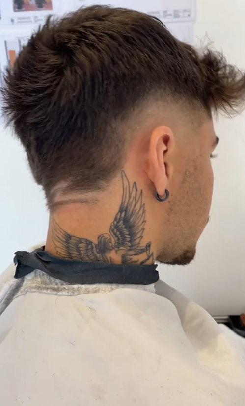 Detalhe lateral de corte masculino na Barbearia George Fiuza